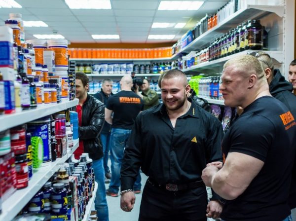 Персонал магазина спортивного питания